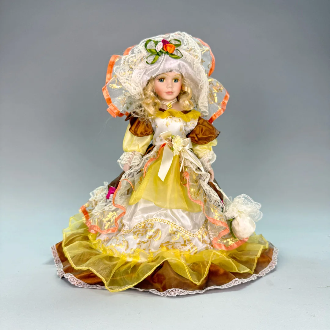 DOCKA - Speldosa 1900 tal. — Dolls & Teddybears — TOKA Auktionshus