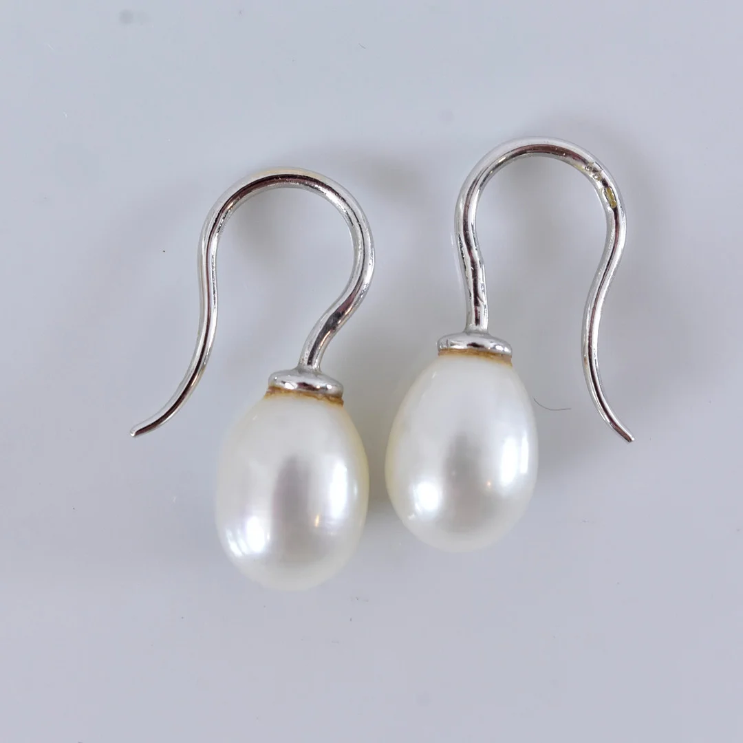 PÄRLÖRHÄNGEN, ett par, vitguld 18K. — Earrings — Halmstads Auktionskammare