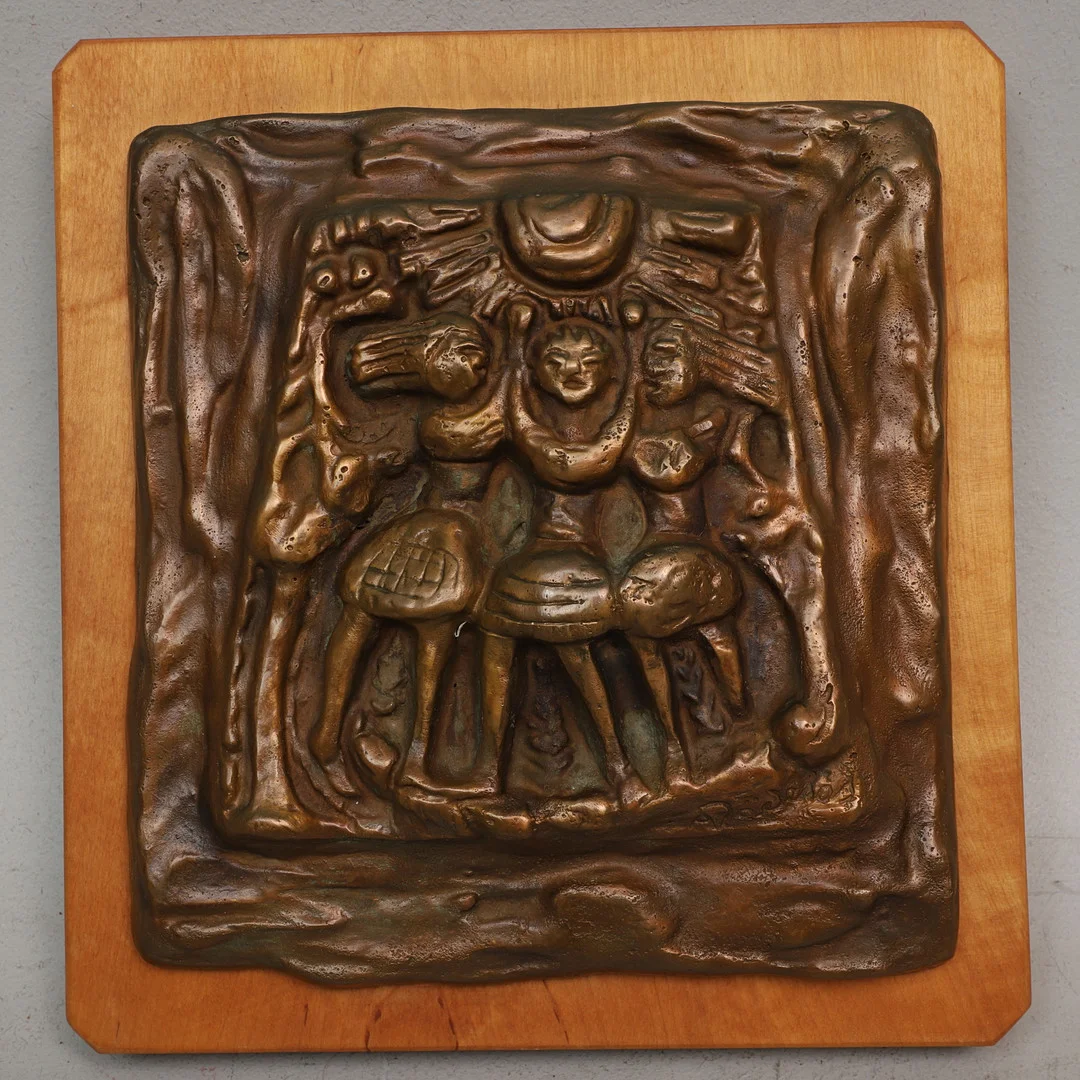ALLAN JÄDERÅS. Väggskulptur, brons på träplatta, figurkomposition, signerad. — Sculptures & Bronzes — Ekenbergs Auktioner