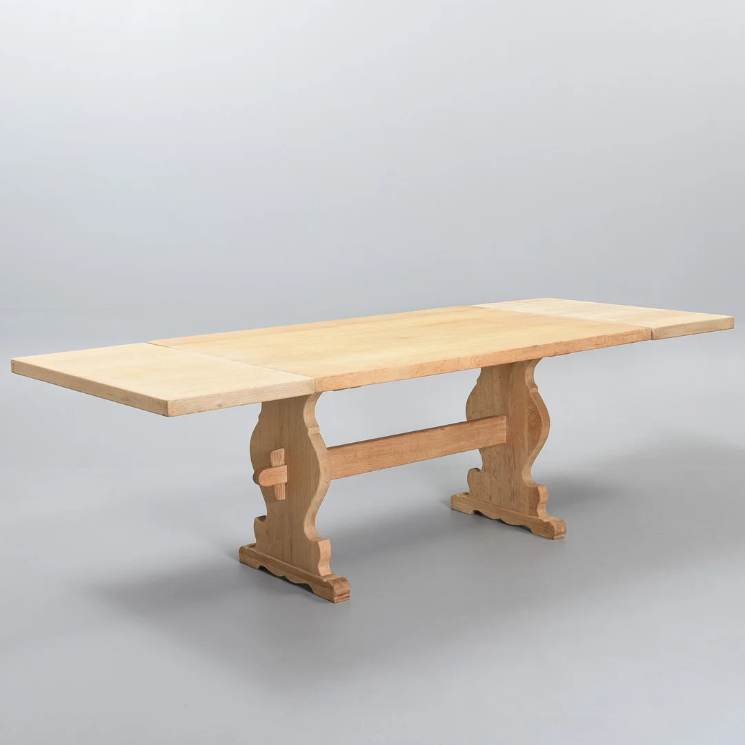 DANSK MØBELDESIGN. Rektangulært spisebord, to tillægsplader, eg. 1960-70'erne. (3). — Tables — Sørensen Auktioner