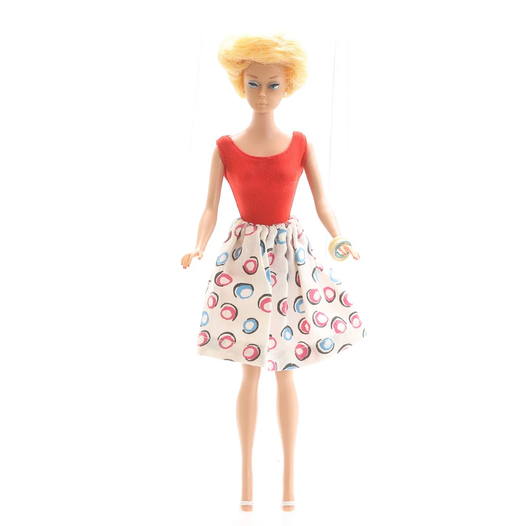 BARBIEDOCKA med tillbehör, 1960-tal. — Dolls & Teddybears — RA Auktionsverket Norrköping
