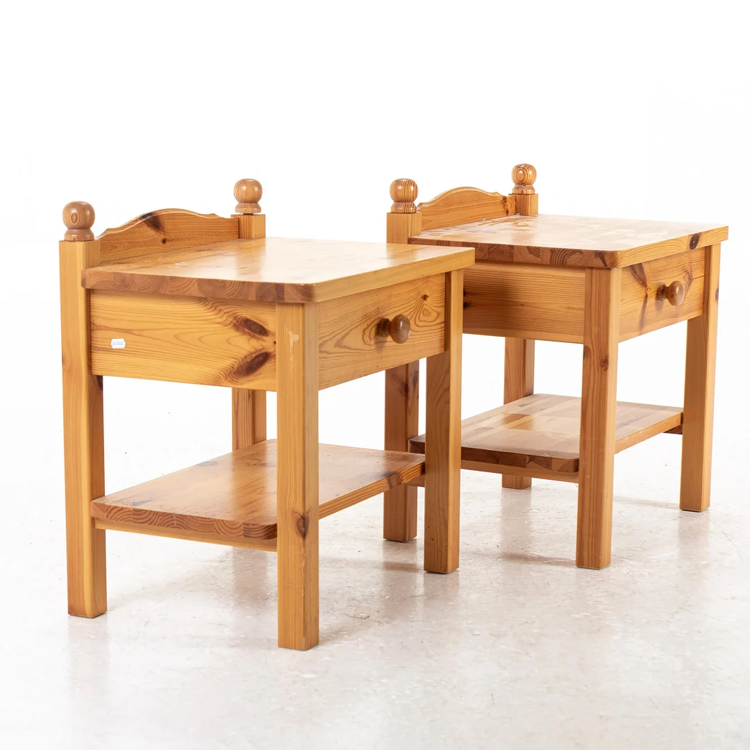 SÄNGBORD, ett par, furu, 1900-talets andra hälft. — Tables — Handelslagret Auktionsservice