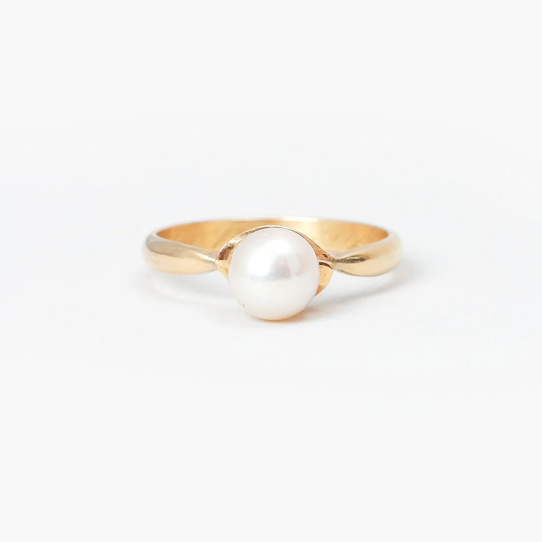 RING, 18k guld, odlad pärla, vikt ca 5,2 gram. — Rings — Göteborgs Auktionsverk