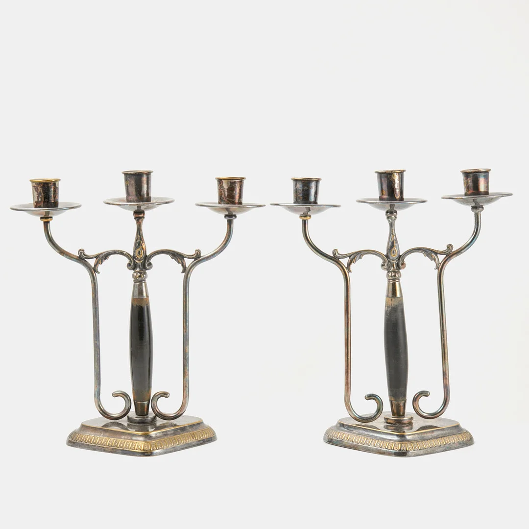 LJUSSTAKAR, 1 par, jugend, för tre ljus, nysilver, svärtat trä. — Candlesticks — Stockholms Auktionsverk Sickla