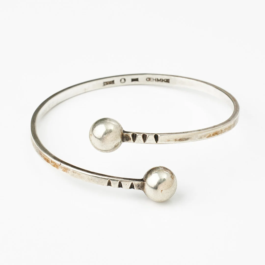 ARMRING, silver, öppen skena med kulformade avslut, hamrad dekor, Silversmed Lennart Oehmke, Stockholm 1965. — Bracelets — Stockholms Auktionsverk Magasin 5