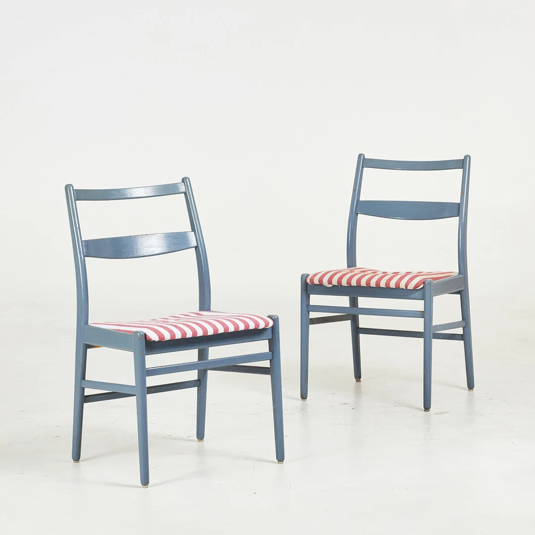 YNGVE EKSTRÖM. Stolar, 1 par, "Minett", för Troeds, grå/blå bemålad stomme, randig textilklädsel. — Armchairs & Chairs — Stockholms Auktionsverk Sickla