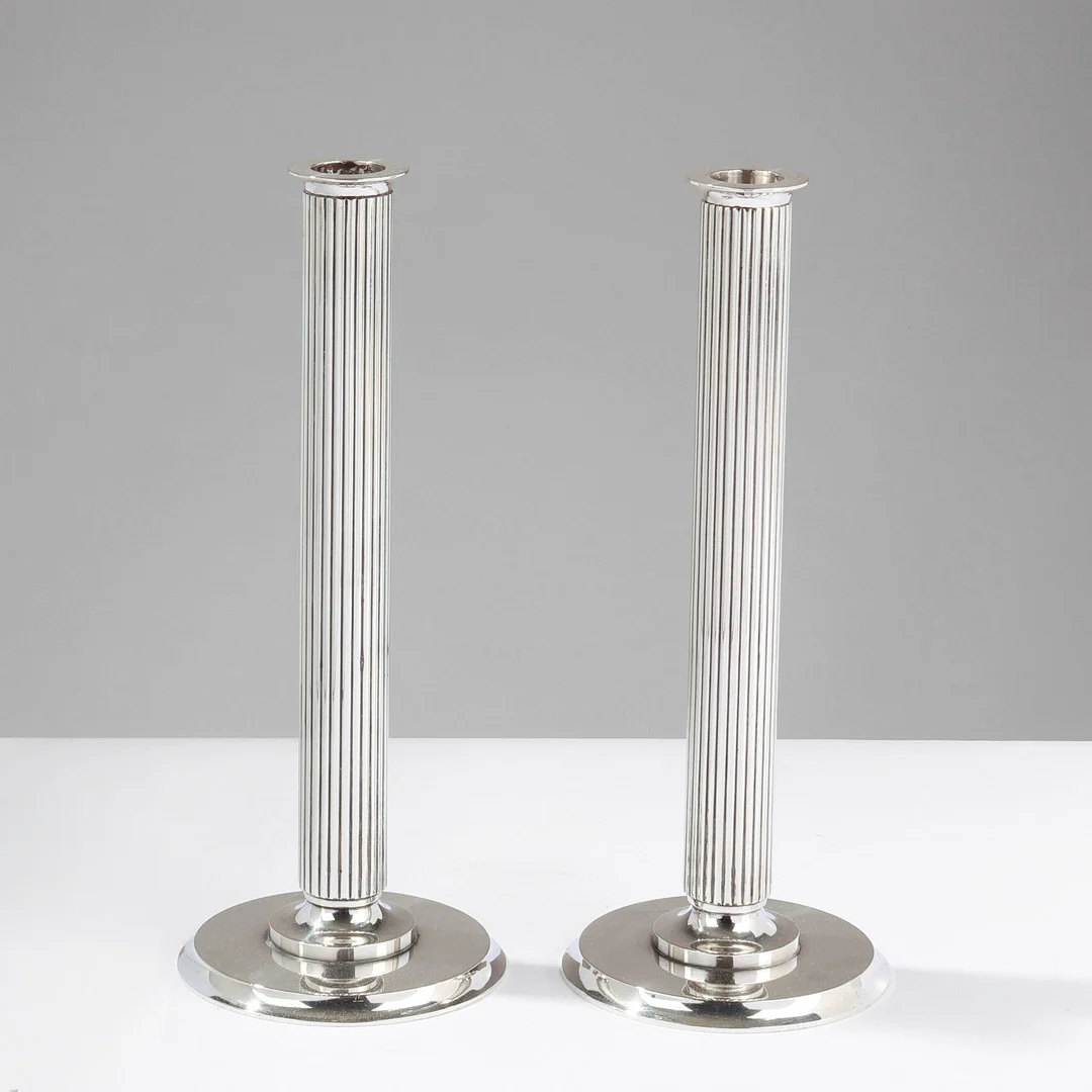 SIGVARD BERNADOTTE. Et par lysestager af sterlingsølv med kannelleret stamme, dessin 855 B, Georg Jensen, Danmark, formgivet 1938, (2). — Silver — Palsgaard Kunstauktioner