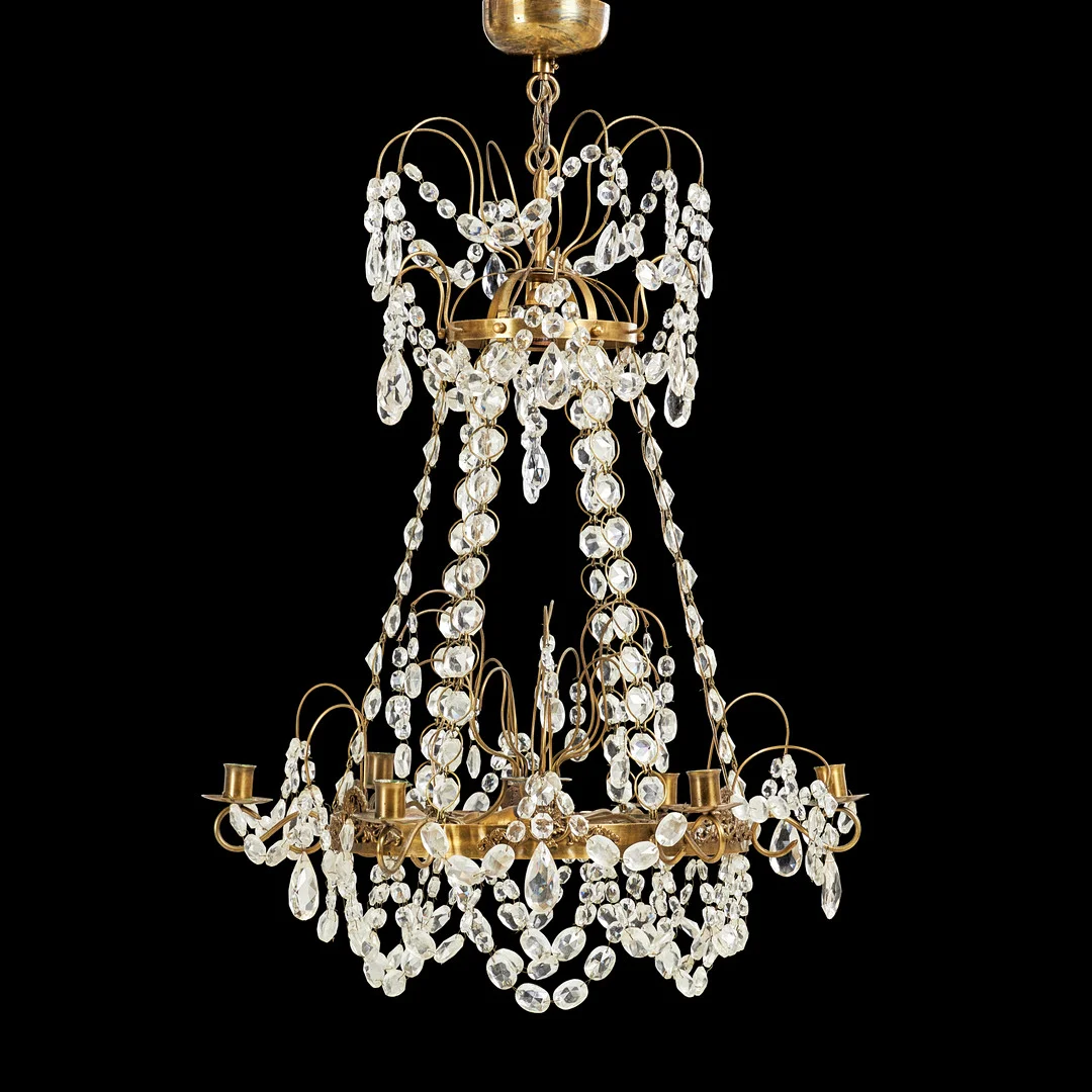 LJUSKRONA, 6 ljusarmar, stomme i gulmetall, behängd med olikslipade prismor, 4 st elektriferade ljuskällor. — Chandeliers — Stockholms Auktionsverk Sickla
