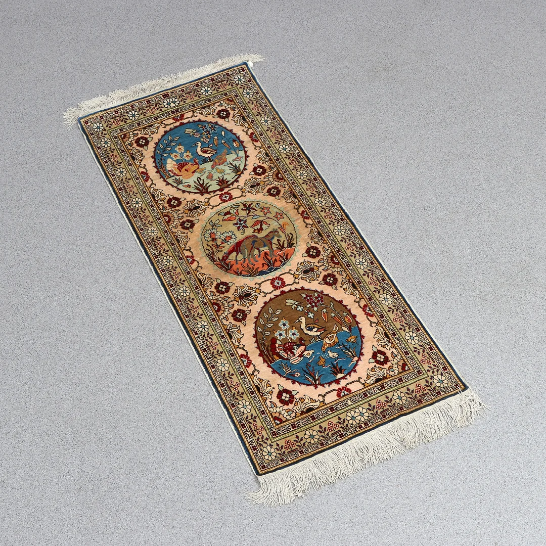KAYSERI, MATTA. Silke på silkesvärp. Dekor av fåglar i medaljonger. — Persian Carpets & Textiles — Skånes Auktionsverk