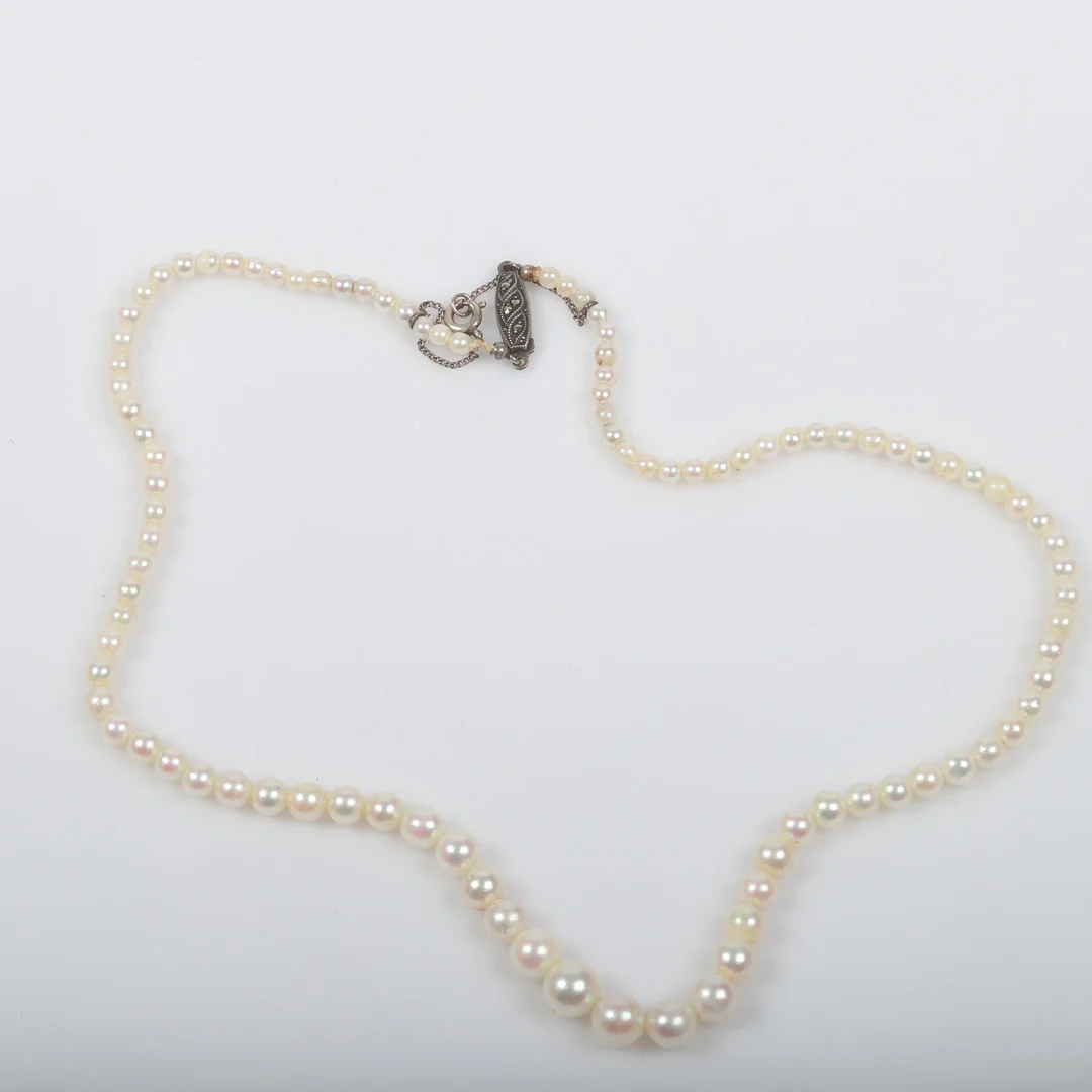COLLIER, odlade pärlor med lås av silver och markasiter. — Necklace — Helsingborgs Auktionskammare