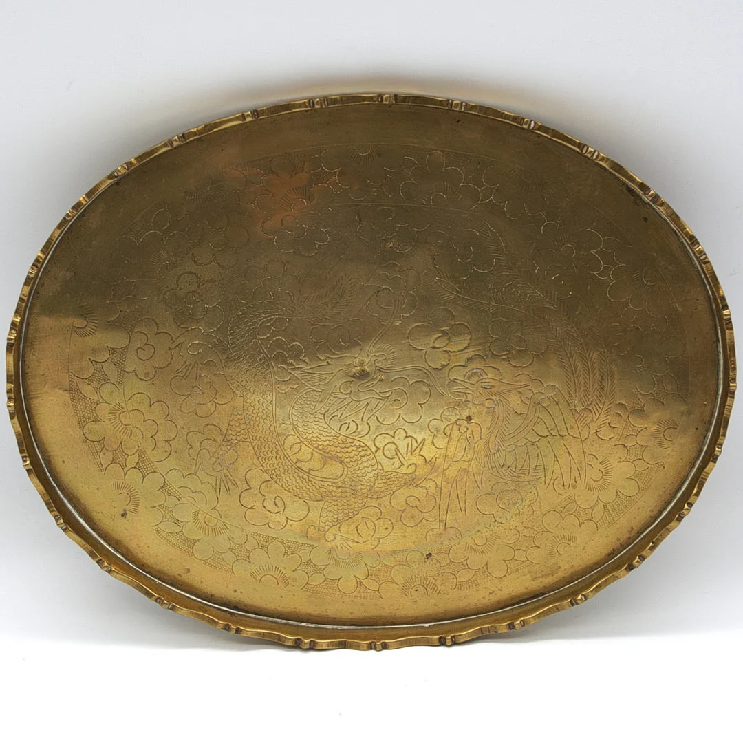 OVALE MESSINGPLATTE MIT DRACHEN- UND PHÖNIXDEKOR,UM 1900, CHINA. — Bronzes — Kunst- und Auktionshaus Kleinhenz