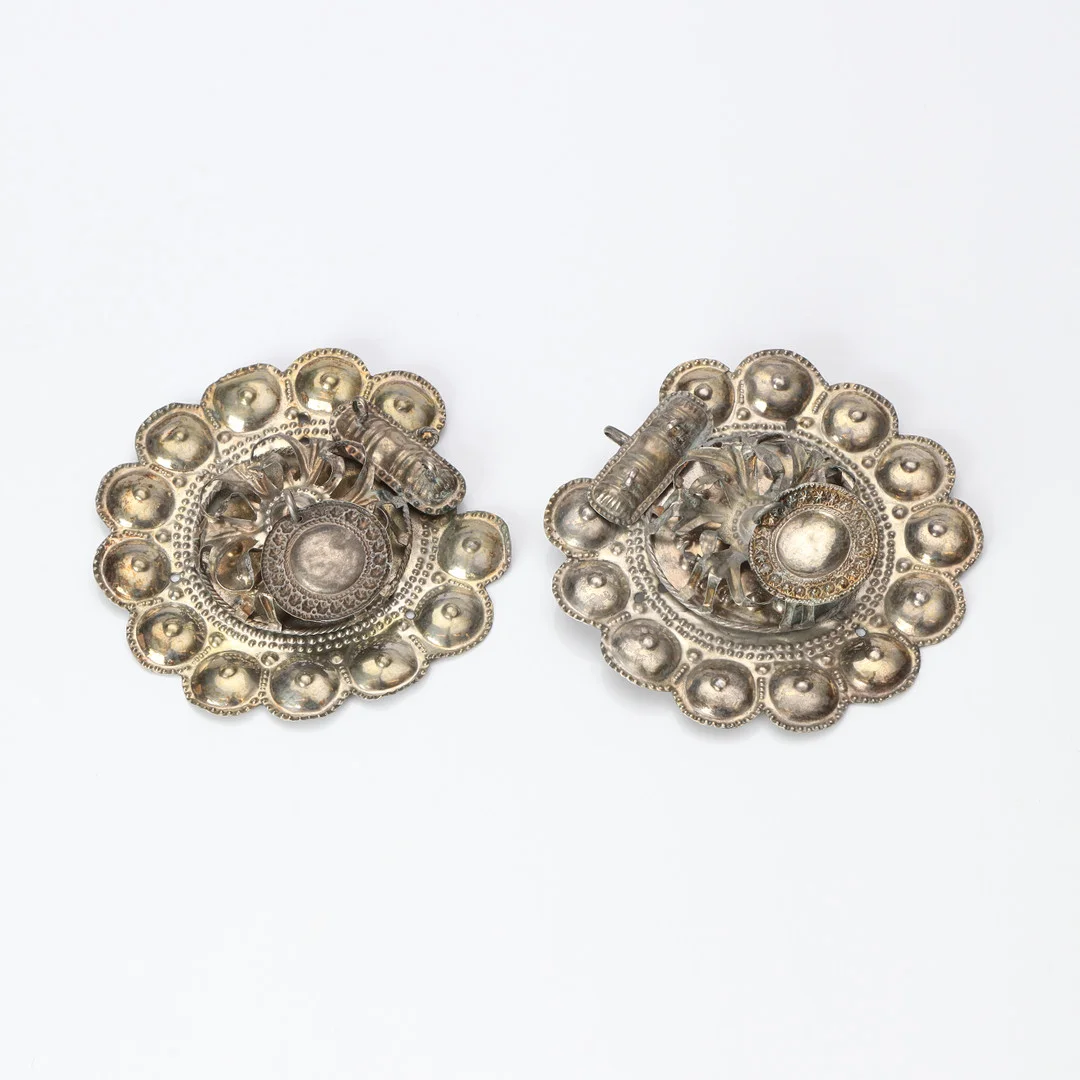 TRÖJSPÄNNE, TVÅ DELAR. Dräktsmycke i förgyllt silver, stämplat AI, sannolikt Jonas Aspelin d. y. verksam i Ystad 1796-1827. — Brooches & Pendants — Skånes Auktionsverk