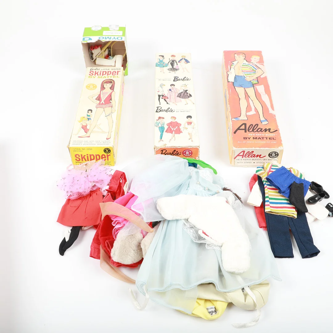 BARBIEDOCKOR MED TILLBEHÖR, Mattel, 1950/60-tal. — Dolls & Teddybears — Helsingborgs Auktionskammare