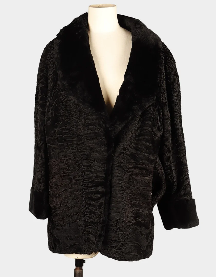 Abrigo de astracán con cuello de piel. — Vintage & Designer Fashion — Barcelona Auctions