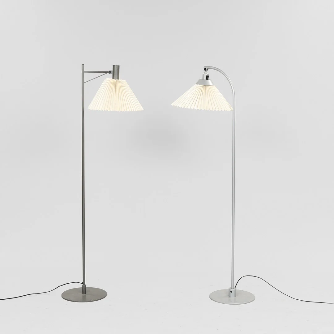 FLEMMING AGGER (F. 1944). Le Klint. Standerlamper, model 368 og 372. (2). — Floor lights — Palsgaard Kunstauktioner