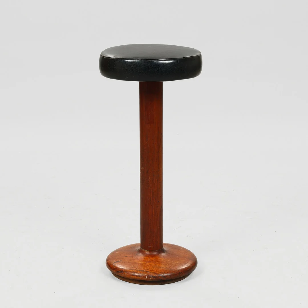 ERNST KÜHN. Barstol af mahogni. Sæde betrukket med læder. Fremstillet og mærket hos Normina, 1930'erne. — Armchairs & Chairs — Palsgaard Kunstauktioner