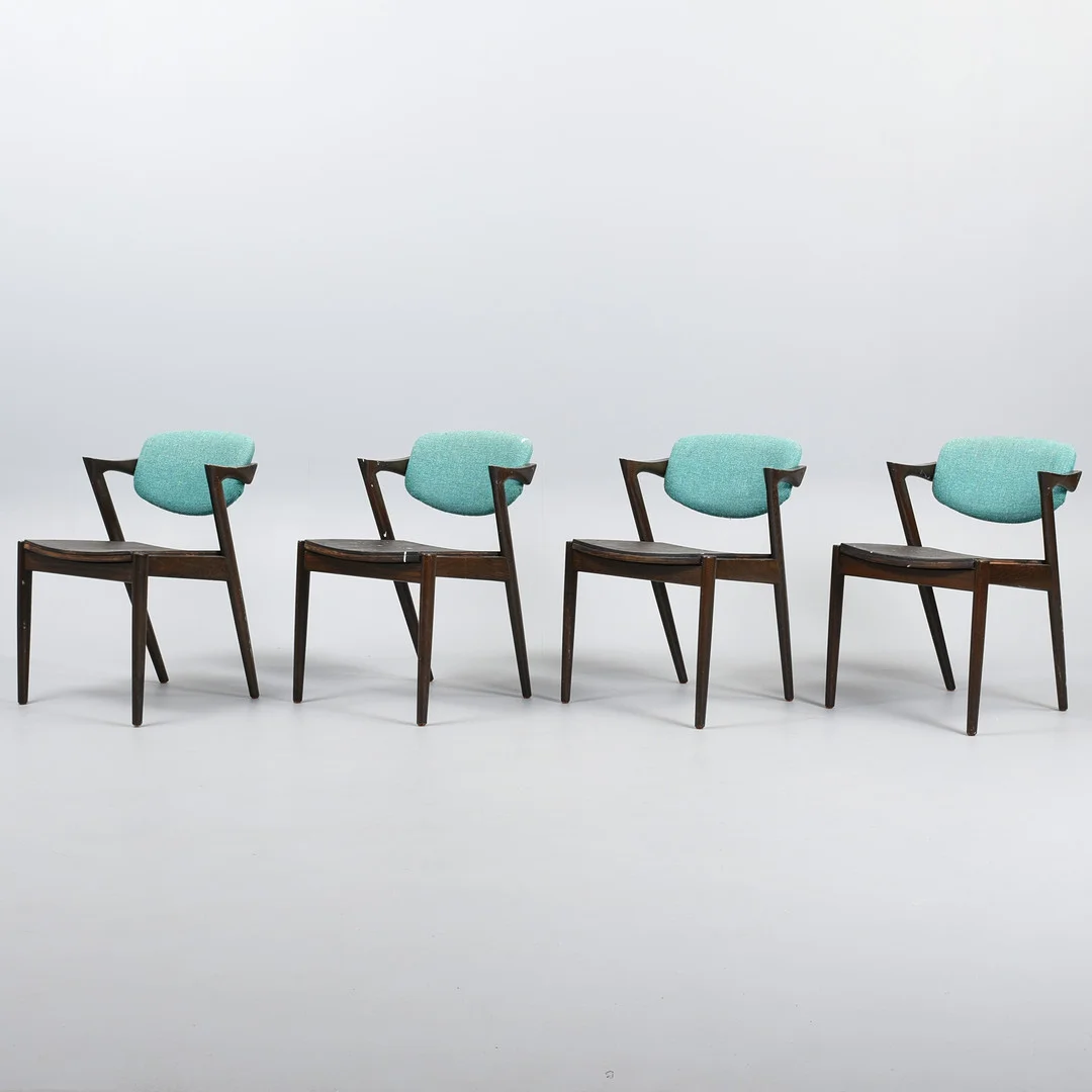 KAI KRISTIANSEN. Fire stole, model 42, stel af bejdset egetræ. Danmark 1960'erne. — Armchairs & Chairs — Sørensen Auktioner