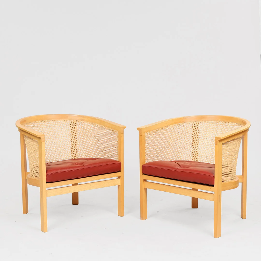RUD THYGESEN & JOHNNY SØRENSEN. Par lænestole af bøg med fransk flet, sæde betrukket læder, Botium, "Kongemøbelserien", Danmark, formgivet 1983. Danmark (2). — Armchairs & Chairs — Palsgaard Kunstauktioner
