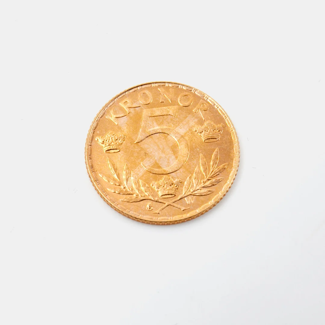 MYNT, 21,6 k guld, Gustaf V, 5 kronor, 1920, med etui och certifikat från Myntverket Moneta. — Coins & Banknotes — Stockholms Auktionsverk Sickla