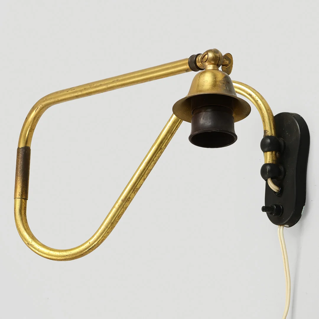 Væglampe med svingarm af messing, antageligt dansk lampeproducent, ca. 1900-tallets midte. — Wall Lights — Palsgaard Kunstauktioner