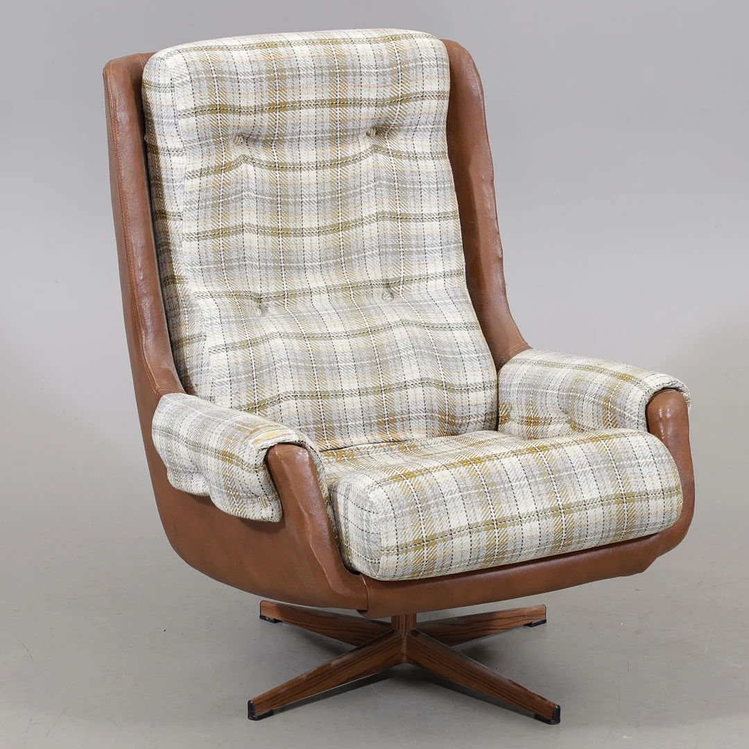 FÅTÖLJ, skinn/textil, 1960/1970-tal. — Armchairs & Chairs — Växjö Auktionskammare