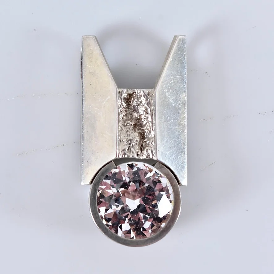 HÄNGE, med bergkristall, Benny Design för Cson Göteborg 1985, sterlingsilver. — Brooches & Pendants — Halmstads Auktionskammare
