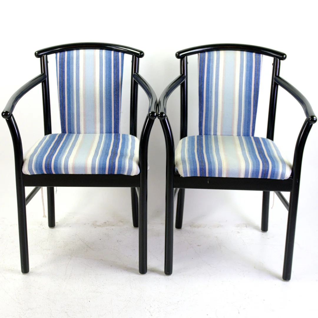 KARMSTOLAR, ett par, svartlackerade, tygklädd sits och ryggbricka, nutida. — Armchairs & Chairs — Höganäs Auktionsverk