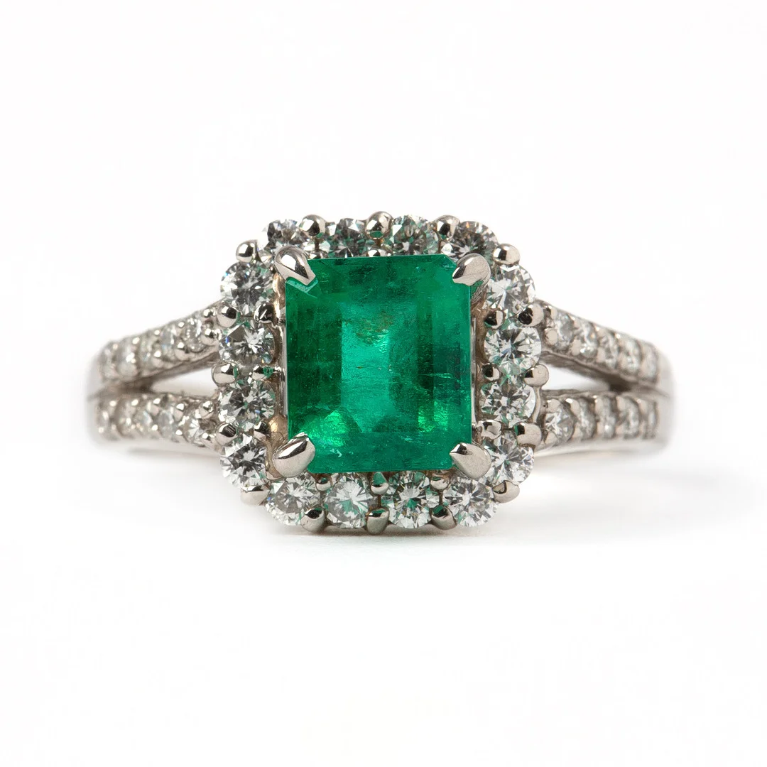RING, 18K platina med troligtvis columbiansk smaragd 1.25 ct samt briljantslipade diamnter totalt 0.60 ct. — Rings — Stockholms Auktionsverk Göteborg