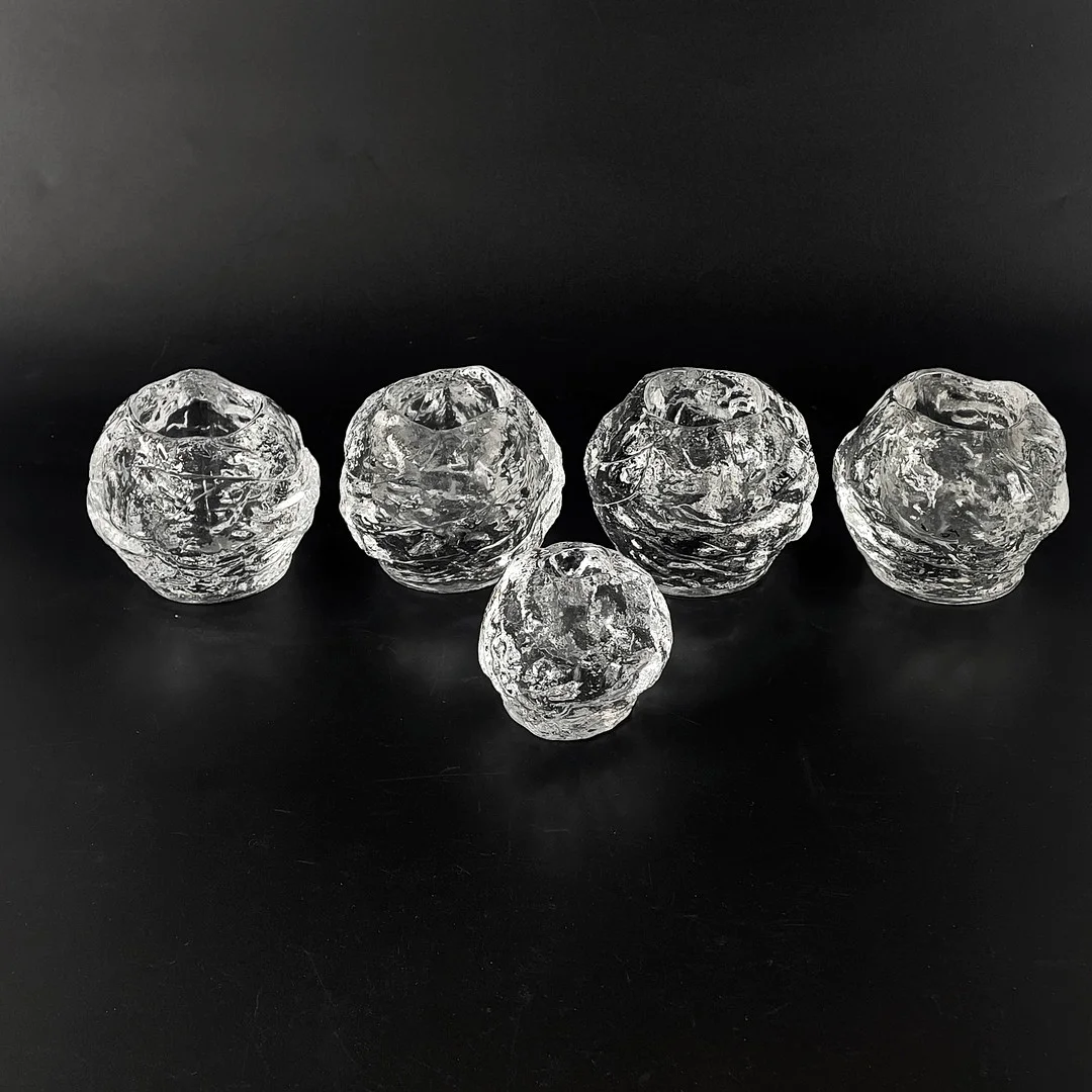ANN WOLFF. Ljuslyktor & ljusstake, 5 st, "Snöboll", glas, Kosta Boda. — Utility glass — Roslagens Auktionsverk