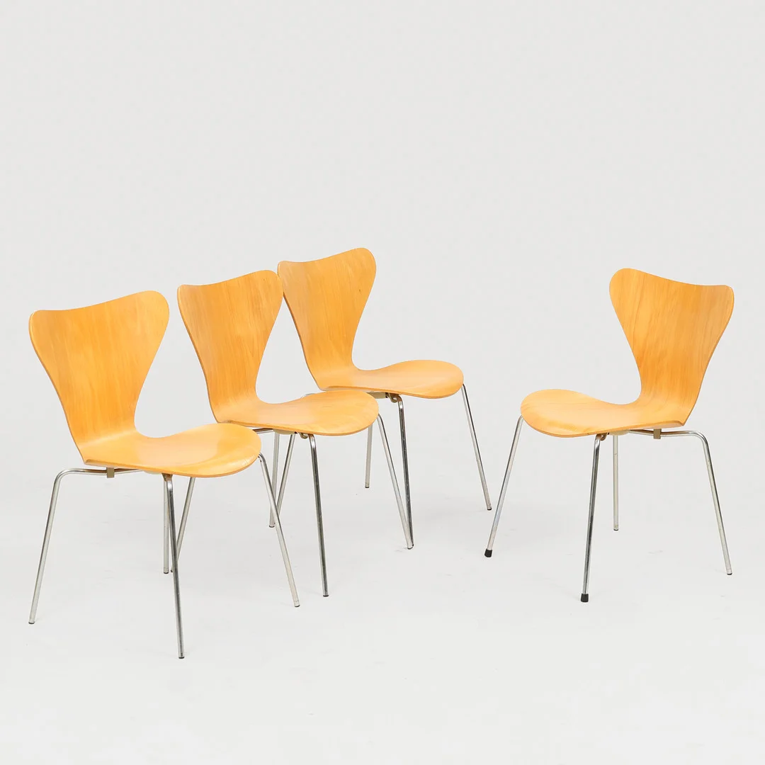 ARNE JACOBSEN. Sæt på fire stole af bøg, udført for Fritz Hansen Danmark. 'Syveren' model 3107. (4). — Armchairs & Chairs — Palsgaard Kunstauktioner