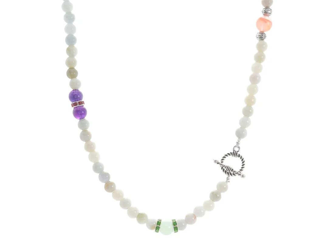 COLLIER, kulor av jade, ametist, kvarts, röda och gröna stenar, vitmetall, kulornas bredd ca 7 mm, längd ca 65 cm, vikt 54,3 g. — Smycken/Collier — Kaplans