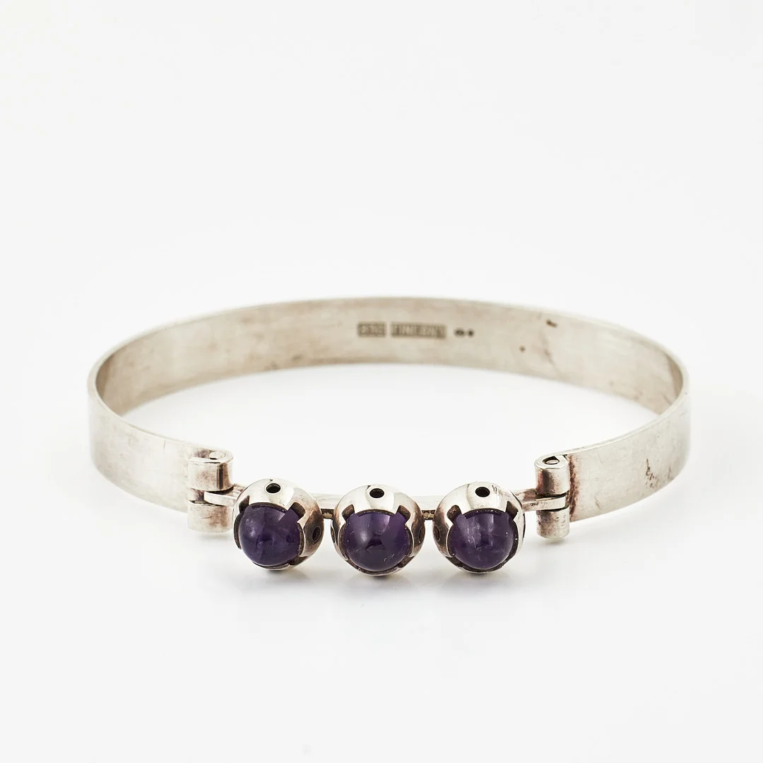 ARMRING, silver, 3 sockertoppsslipade mörkt lila ametister, Finland 1960/1970-tal. — Bracelets — Stockholms Auktionsverk Magasin 5
