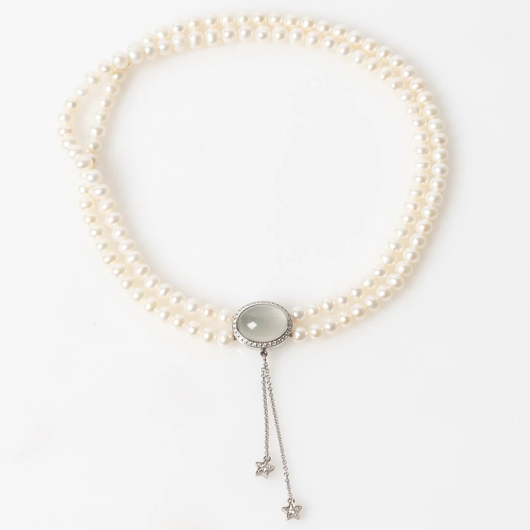 OLE LYNGGAARD, collier med odlade pärlor, lås i 18K vitguld med cabochonslipad månsten och briljantslipade diamanter. — Necklace — Stockholms Auktionsverk Helsingborg