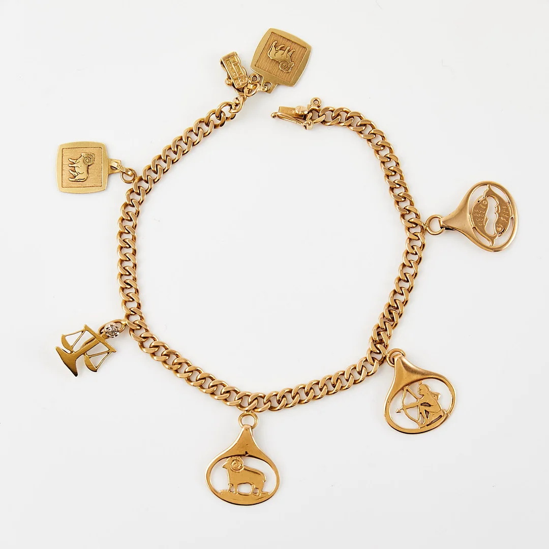 ARMBAND, 18 k guld, pansarlänk, behängd med 5 berlocker med olika stjärntecken, vågen med dekor av åttkantslipad diamant, Guldvaruaktiebolaget G. Dahlgren & Co Ab, Malmö, 1913. — Bracelets — Stockholms Auktionsverk Sickla