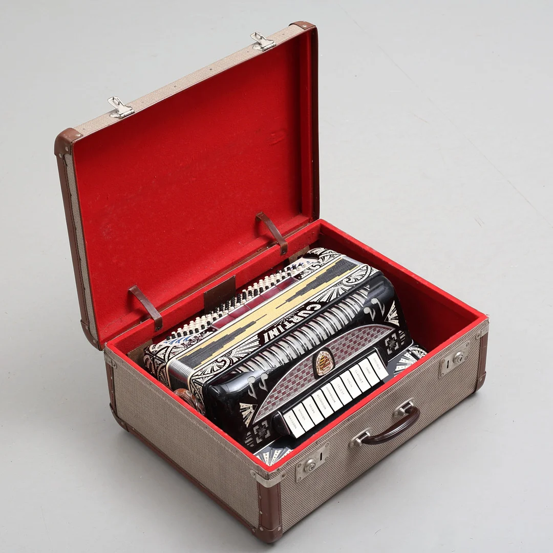 KNAPPDRAGSPEL, Curtini, Concert, Italien. — Musical instruments — Auktionshuset Thelin & Johansson