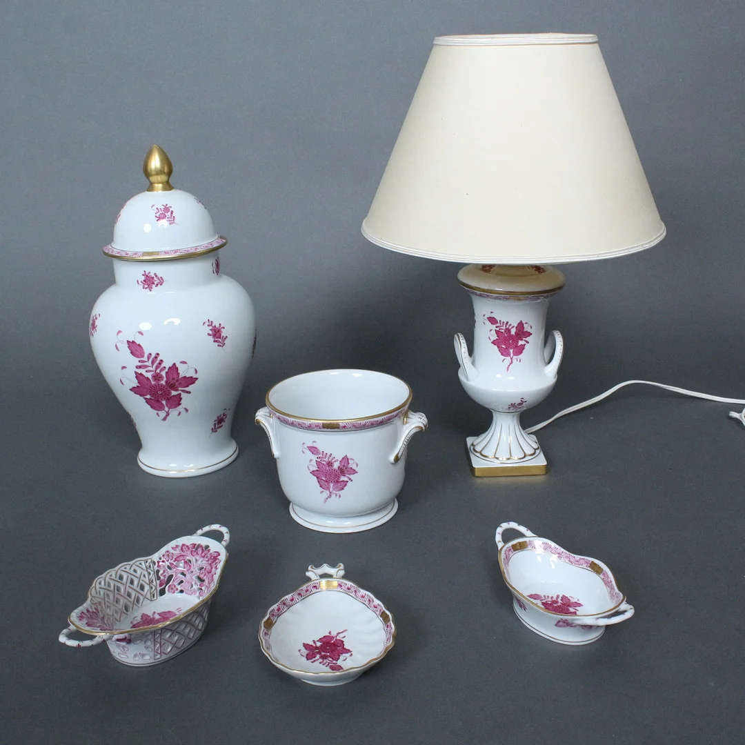 HEREND. Konvolut Porzellanteile u.a Übertopf / Blumentopf, Tischlampe, Deckelvase, Durchbrochene Schale, ‘Apponyi Purpur’ Ungarn, Porzellan, 2. Hälfte 20. Jahrhundert. — Tableware — Stockholms Auktionsverk Düsseldorf/Neuss