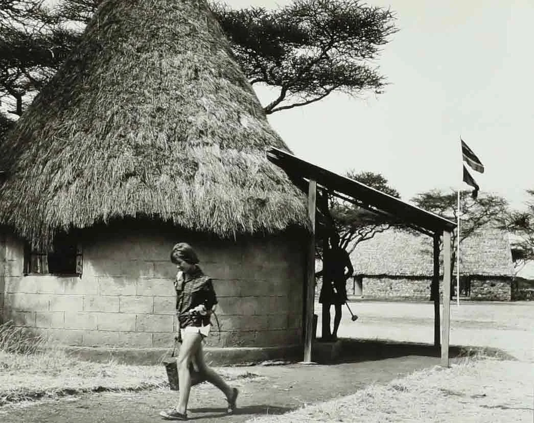SVEN GILLSÄTER (1921-2001). Fotografi, Flicka i afrikansk by, 1900-talets mitt. — Photography — Hälsinglands Auktionsverk