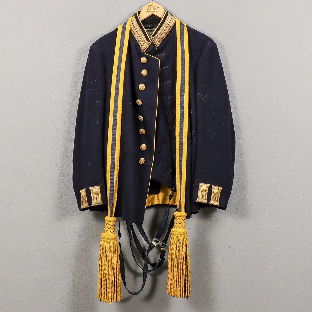UNIFORM m/1886 För officer vid I18 Västmanlands regemente, 1923. — Armour & Uniform — Karlstad Hammarö Auktionsverk