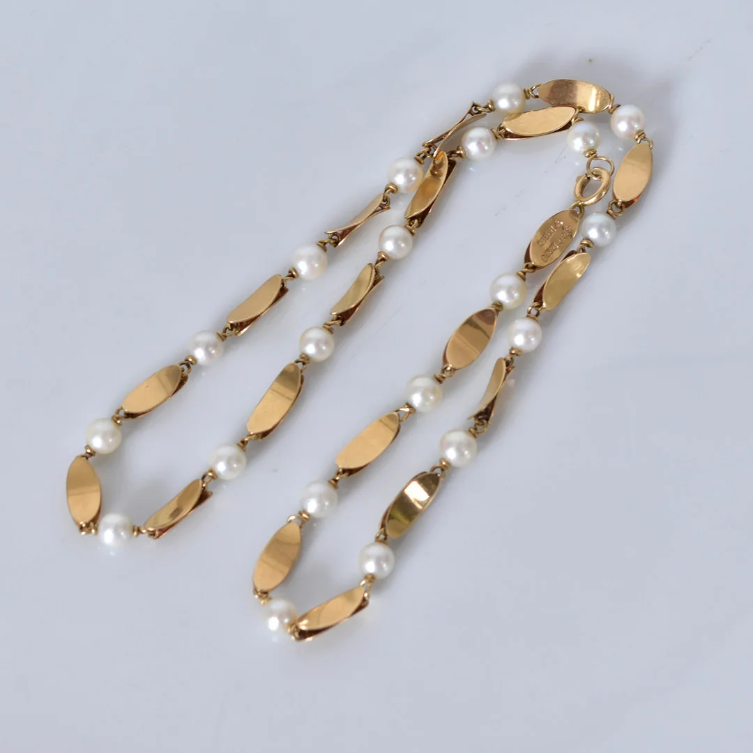 COLLIER, med pärlor, Guldateljen Tre Smeder Ab, Göteborg, 18K. — Necklace — Halmstads Auktionskammare