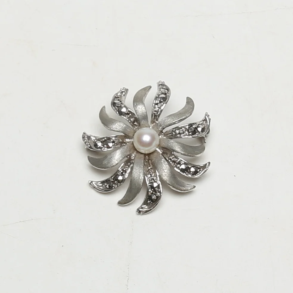 BROSCH, silver, med pärla. — Brooches & Pendants — Kalmar Auktionsverk