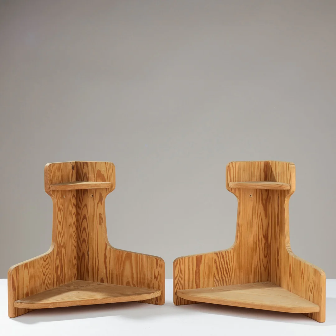 Par hylder af massiv fyrretræ til vægophæng, 1960-70'erne. (2). — Cupboards, Cabinets & Shelves — Palsgaard Kunstauktioner