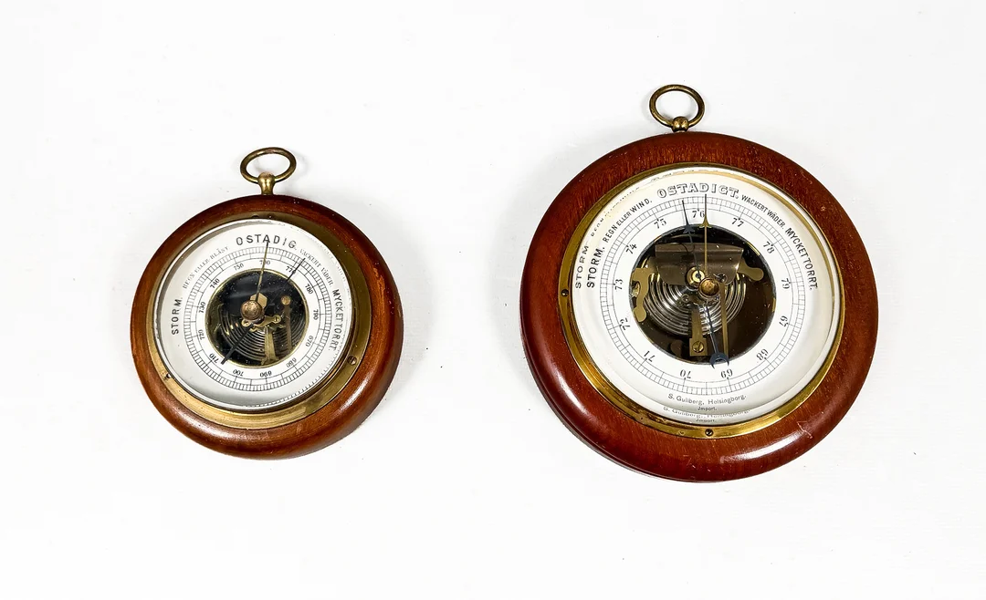 BAROMETER, 2 st, trä mässing, glas, bl.a S. Gullberg, Helsingborg. — Technica & Nautica — Auktionshuset STO Bohuslän