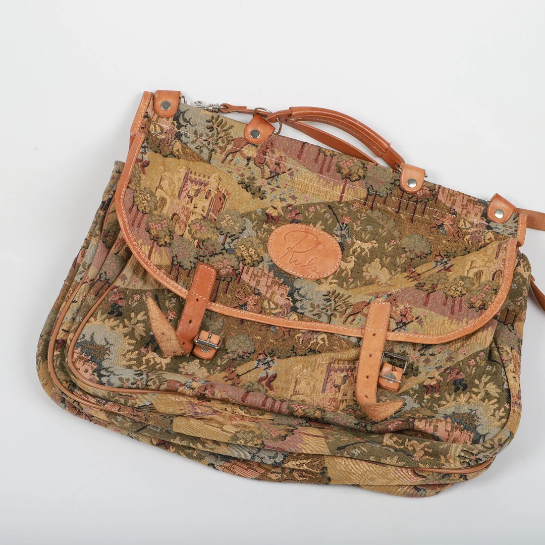 VÄSKA, gobelängtyg med läderdetaljer, Rula. — Vintage & Designer Fashion — Helsingborgs Auktionskammare
