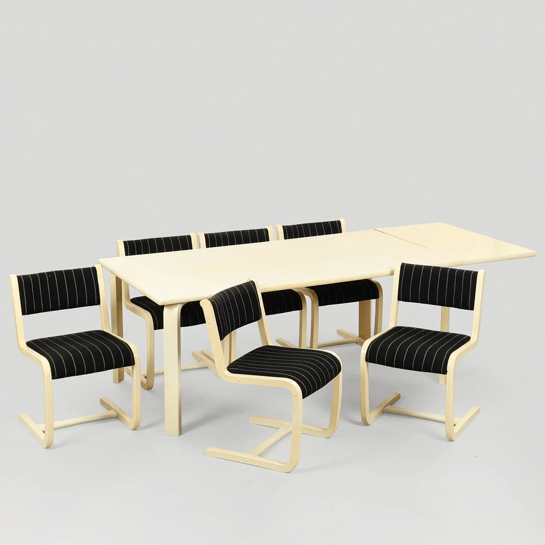 Rektangulært spisebord med enkelt tillægsplade samt seks stole, hvidbemalede, 1980'erne, Danmark, (8). — Dining room furniture — Palsgaard Kunstauktioner