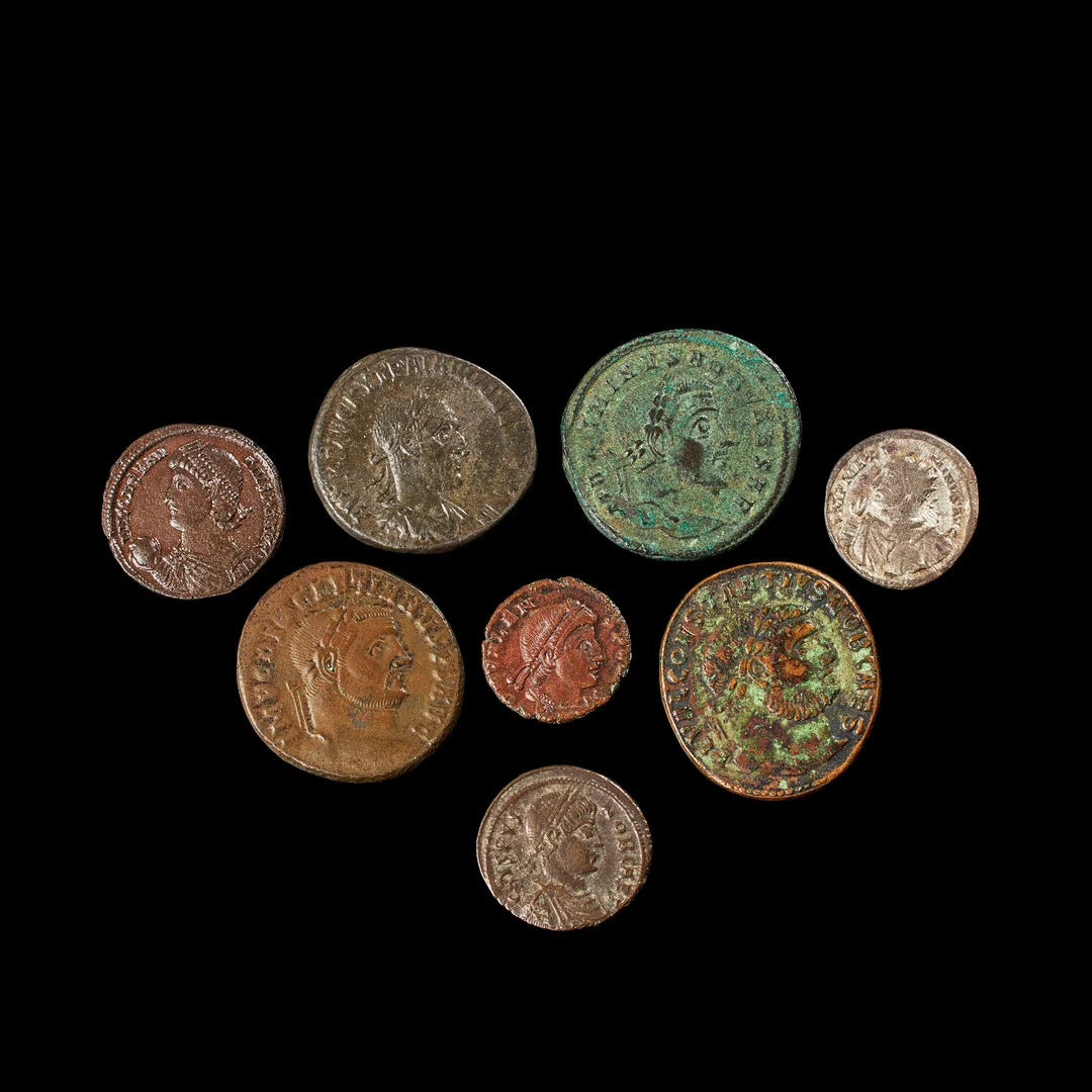 BRONSMYNT samt SILVERMYNT, 8 st, romerska, bl a Trajanus tetradrakma, Konstantin I och Konstantin II. — Coins & Banknotes — Stockholms Auktionsverk Sickla
