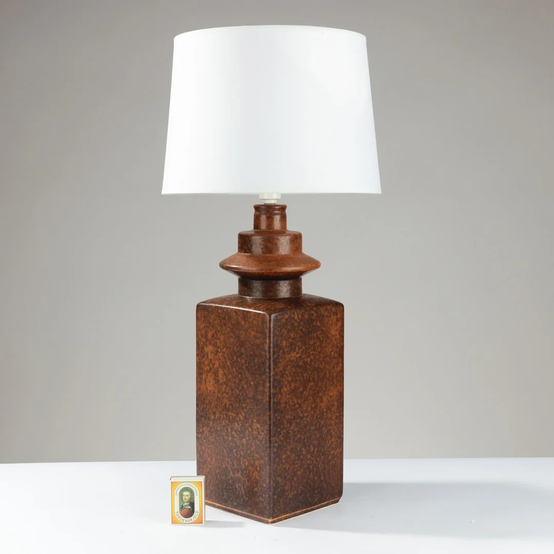 SØHOLM: Large and very rare stoneware table lamp glazed in reddish-brown shades, produced at Søholm on Bornholm, Denmark, 1960s/70s. — Table Lamps — Palsgaard Kunstauktioner