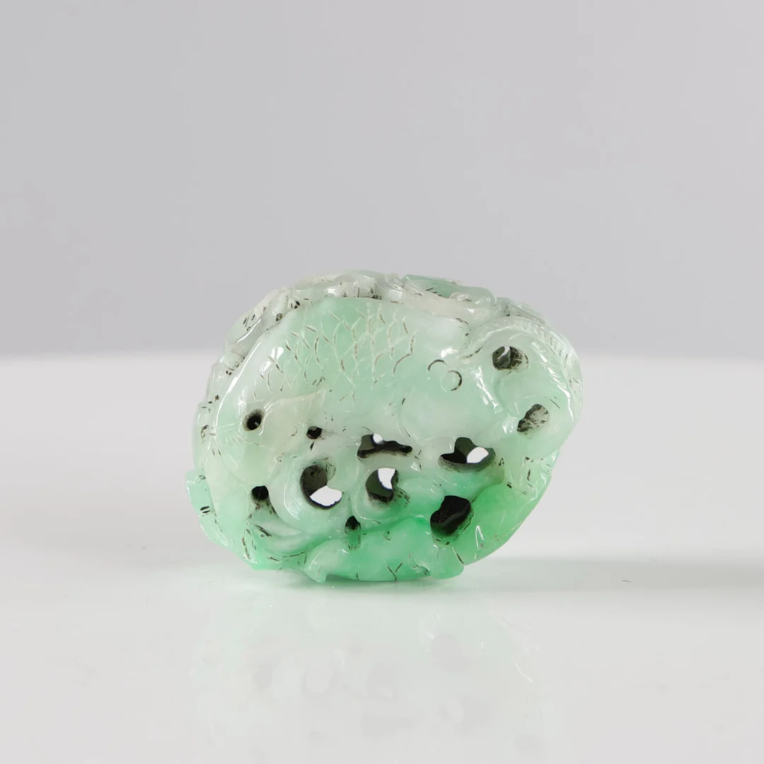 Kinesisk grøn jade, grøn, udskæring med fisk. — Jade — Woxholt Auktionshus