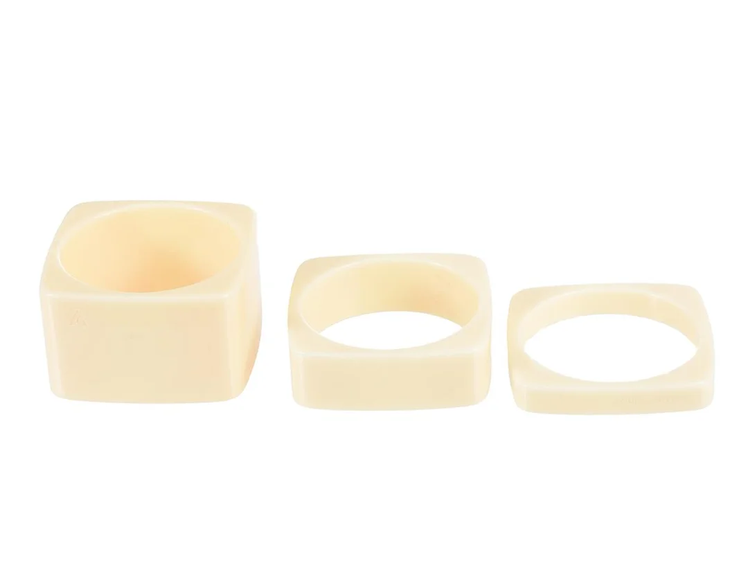 ARMBAND, LOUIS VUITTON, 3 st, beige plast, bredd 1,5 cm, 2,5 cm, 4,5 cm, diameter 7 cm. — Accessoarer/Övrigt — Kaplans