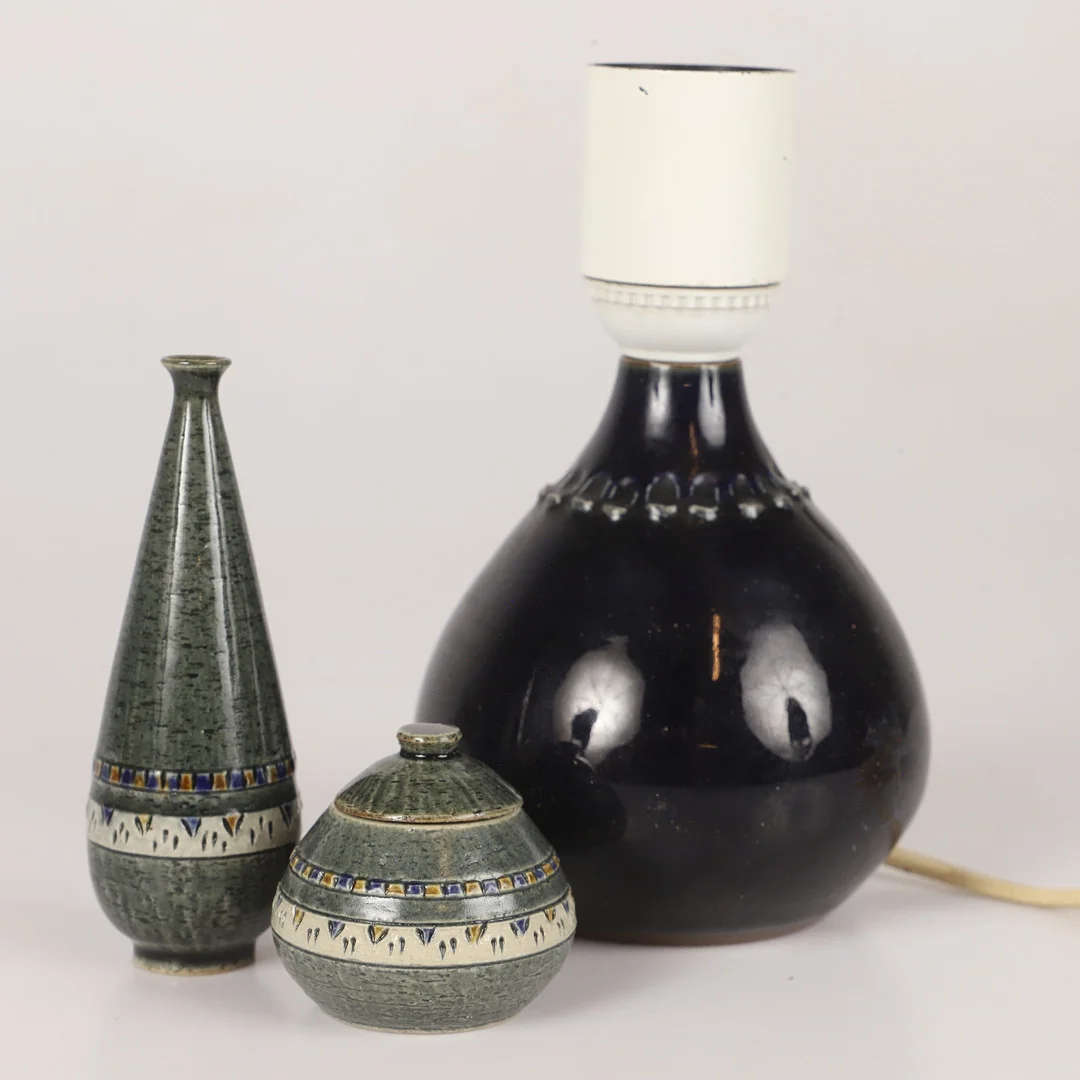 YNGVE BLIXT. BORDSLAMPA M. M., 3 delar, glaserat stengods, Höganäs, signerade. — European — Helsingborgs Auktionskammare