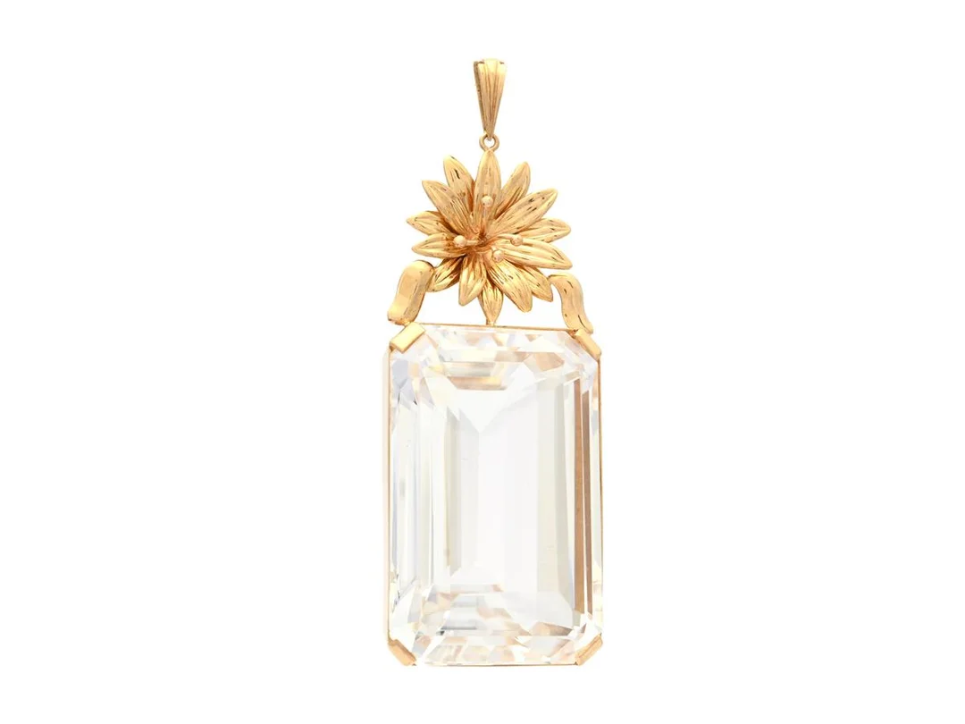 ENGELBERT, hänge, 18K guld, smaragdslipad bergkristall 65,61 ct, Stigbert, Stockholm 1946, höjd 55 mm, vikt 19,4 g, bergkristallen har minimala nagg. — Smycken/Hänge — Kaplans